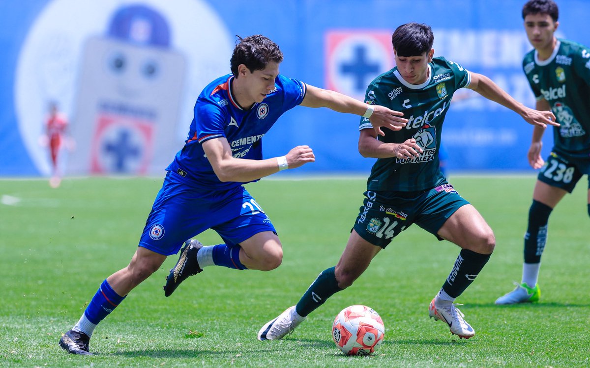 AzulBasicas's tweet image. Media hora de partido cumplida.
#CAZ 0-0 #LEÓN
#Sub19