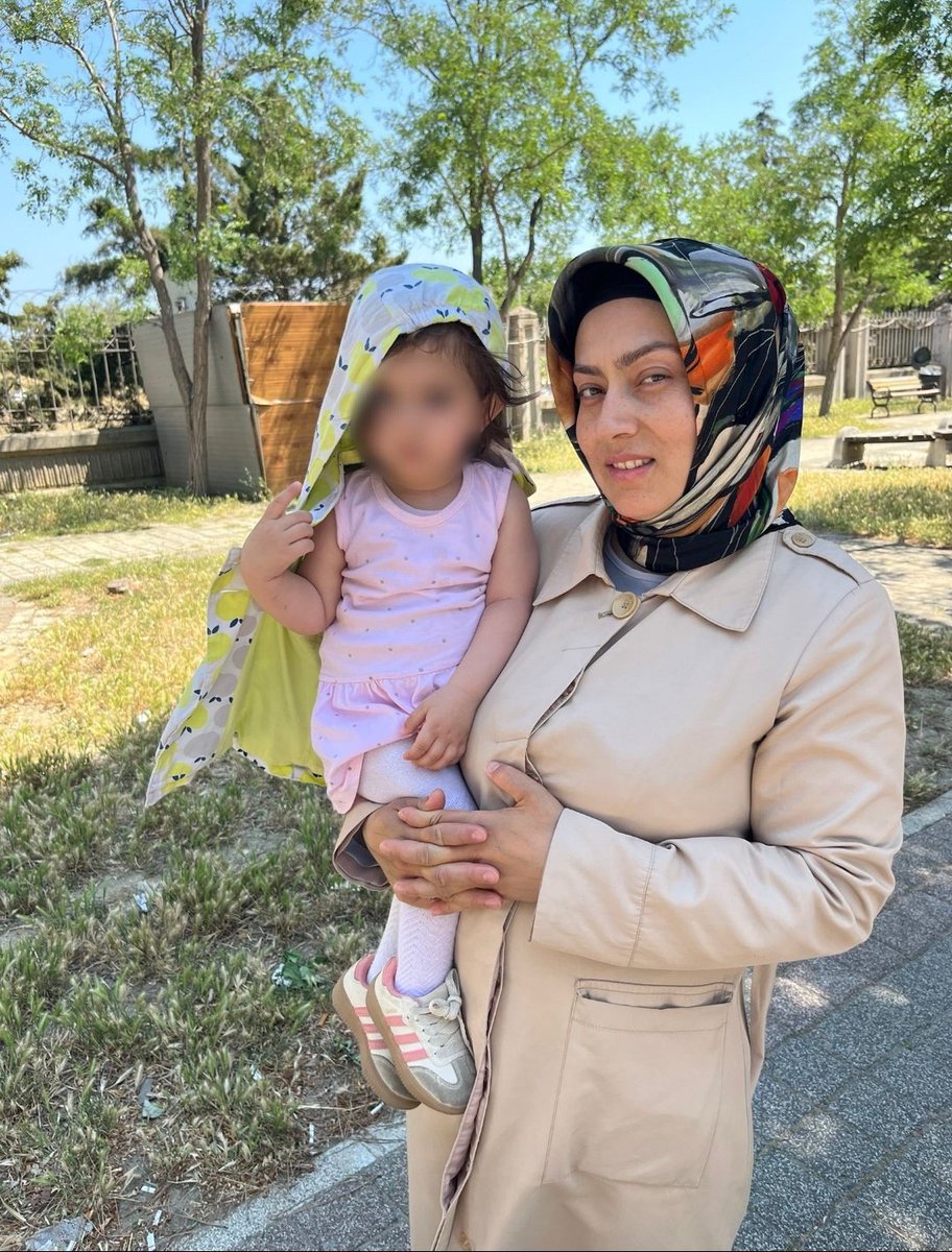 Bir bebek daha adaletin sessizliğinde büyüyor…
17 aylık Asude, annesiyle birlikte cezaevine konuldu.
Annesi Deniz Gündoğdu, AİHM’nin suç saymadığı eylemlerden 6 yıl 3 ay hapis cezası aldı.
Yargıtay kararı bozdu, ama infaz geri çekilmedi.
Etiketimiz:
AsudeBebek Cezaevinde