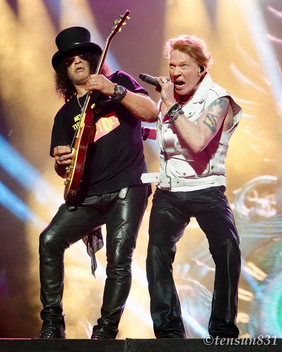 SlashNews1's tweet image. Axl and Slash at Ernst-Happel-Stadion, Vienna - July 24th.
Photos by Tsukasa Sasaki
#gnr #gunsnroses #Slash #axlrose