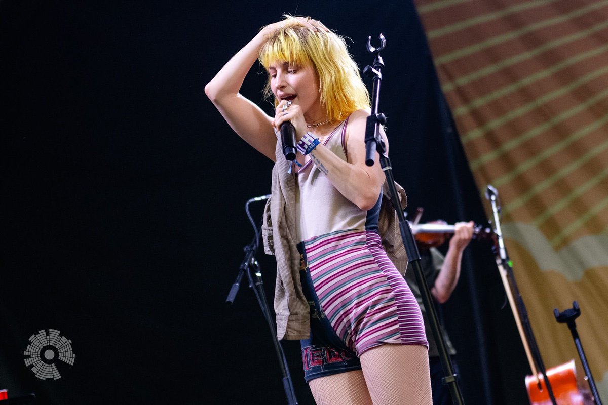 paramoremusicom's tweet image. Hayley at Newport Folk Festival
📷 Ben Kaye for @consequence