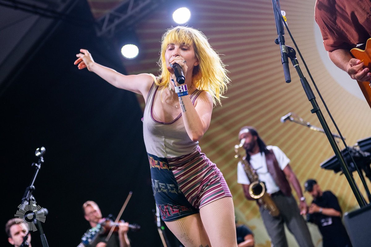 paramoremusicom's tweet image. Hayley at Newport Folk Festival
📷 Ben Kaye for @consequence