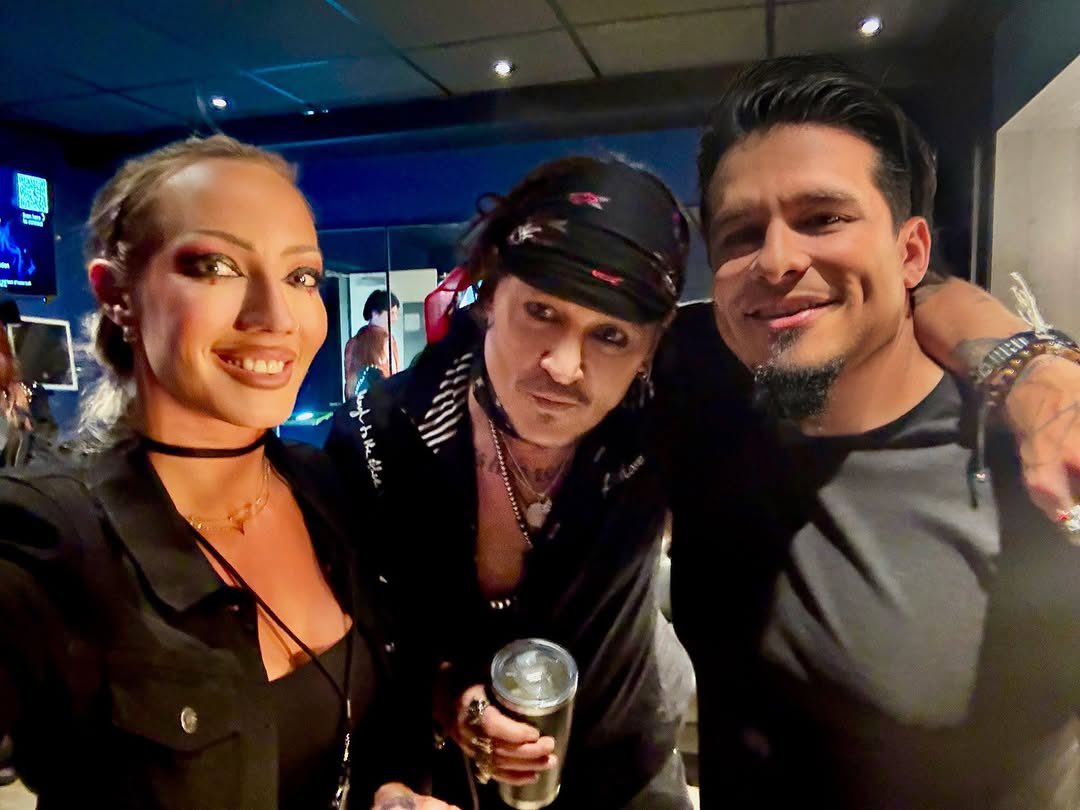 JerrieDepp's tweet image. Backstage magic! 🤘🏼 A fun selfie of @hurricanenita God Dad (#JohnnyDepp) and @thejoshv at The O2 Arena on July 25, 2025. rock energy, smiles, and legends all around! 🖤🎸 

(Repost from @thejoshv’s IG)