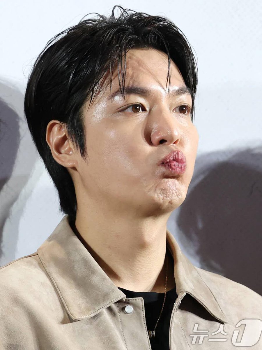 cute 😗
<a href="/ActorLeeMinHo/">Lee Min Ho</a> congratulations 👏🏻 

#LEEMINHO  #이민호 
#YooJoongHyuk #유중혁
#omniscientreadersviewpoint #전지적독자시점