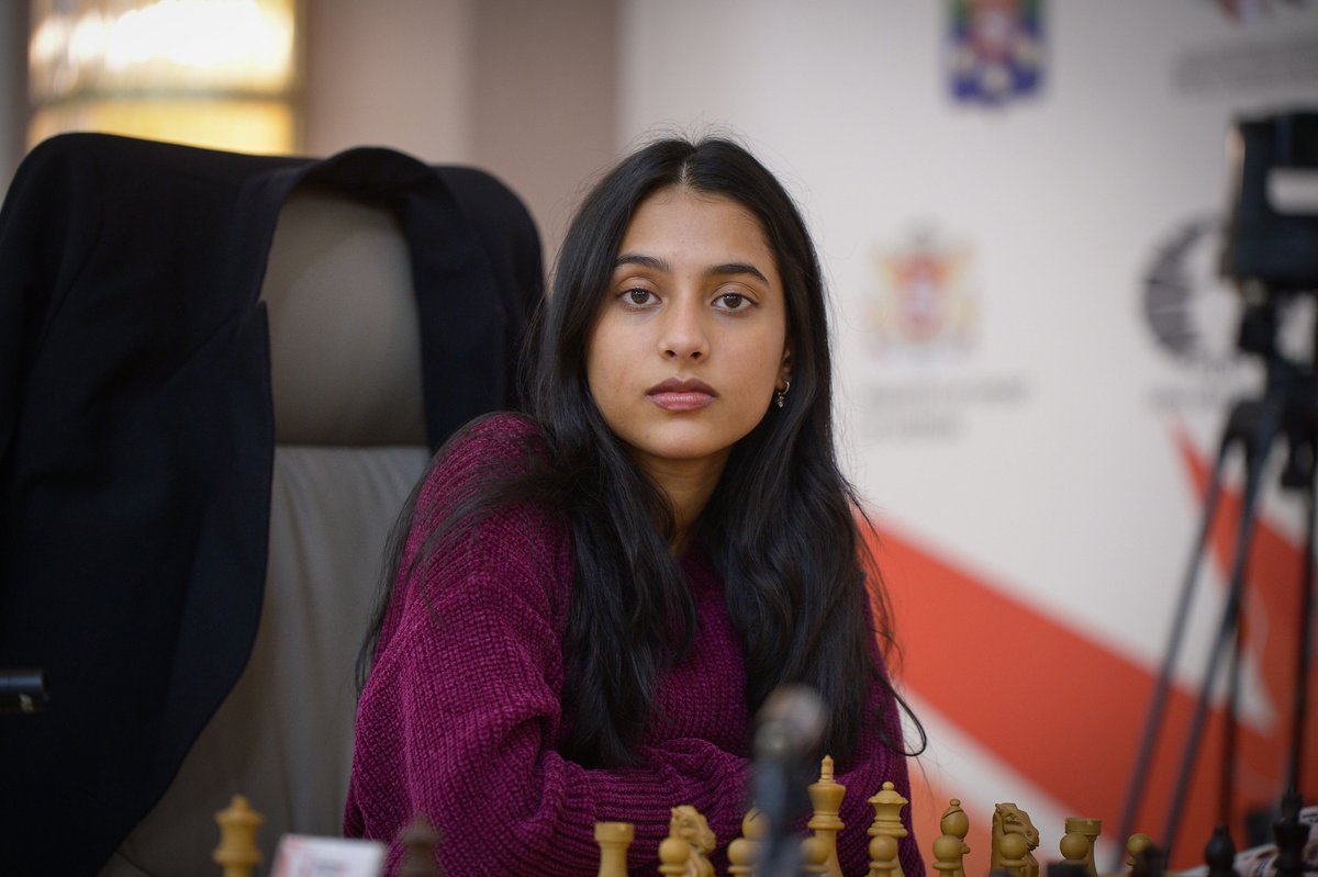 chesscom_in's tweet image. The first classical game of the 2025 FIDE Women's World Cup final between 🇮🇳 GM Koneru Humpy and 🇮🇳 IM Divya Deshmukh ended in a draw!
Koneru Humpy will play as White tomorrow.
📸 @FIDE_chess