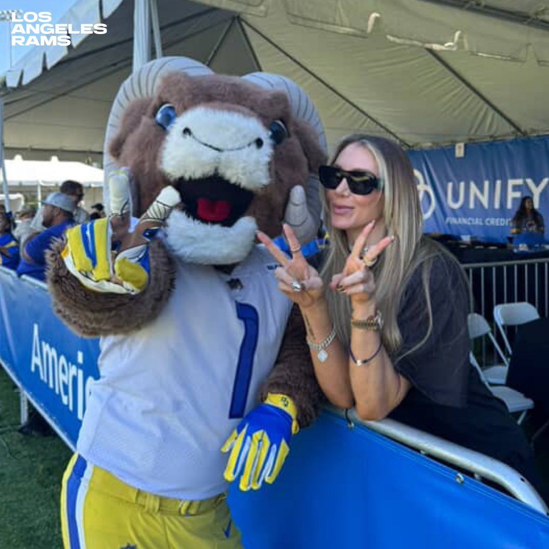 MiguelPerezWWE's tweet image. La reina de #WWE Charlotte Flair disfrutando de Los Angeles Rams