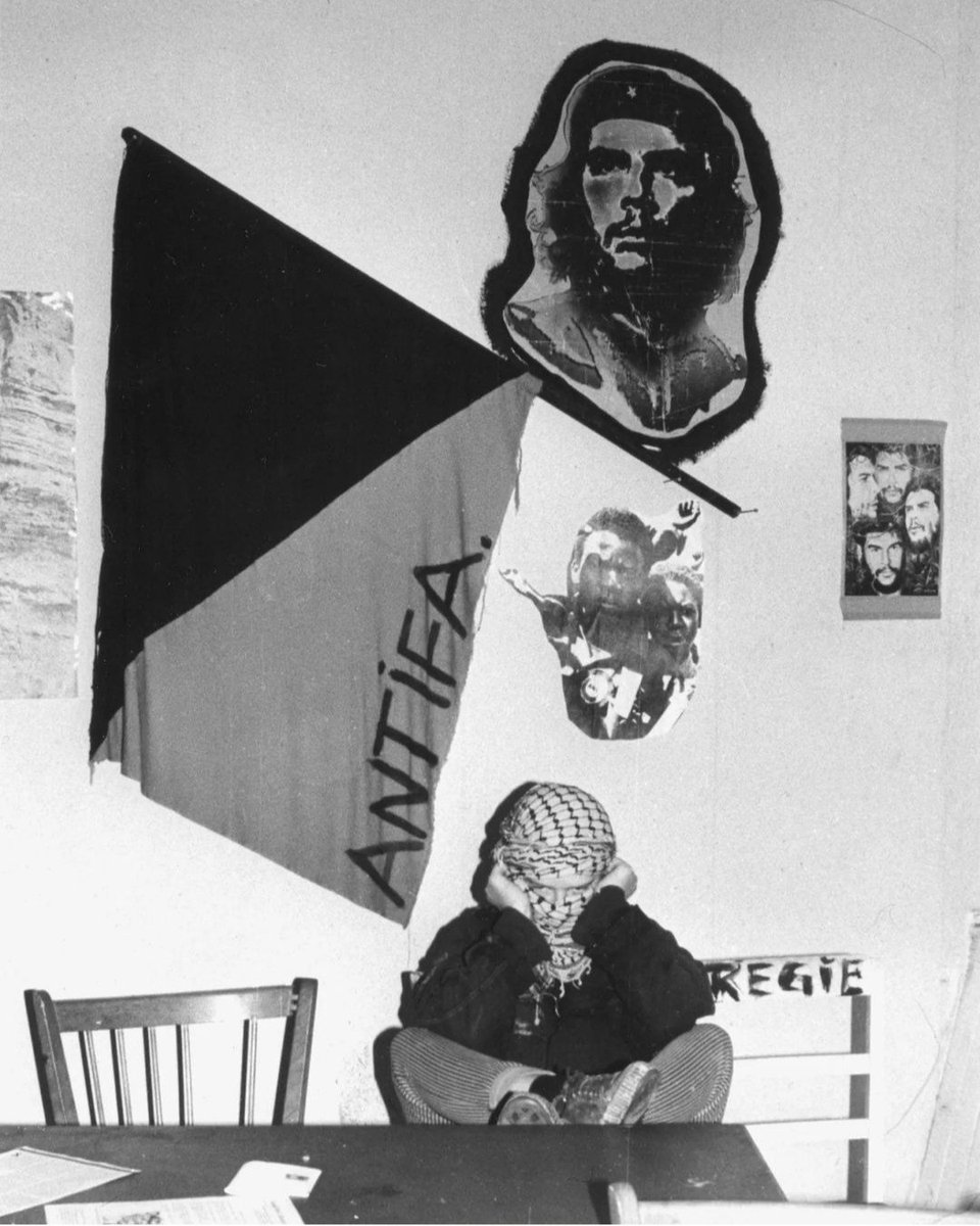 LaboransS_'s tweet image. Che posterinin önünde oturan Anti-faşist militan. Berlin, Almanya.