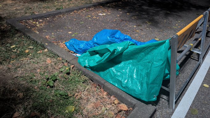 帰りに隅田川沿い遊歩道通ってみて、一瞬「お、今年はゴミが少なめ…」って思ったけど、20mもしないうちに場所取りのビニールシートがいっぱい。
墨田区側だけでも30枚以上残されてた。
すぐ近くに花火大会用ゴミ箱設置されてたのに・・・ 