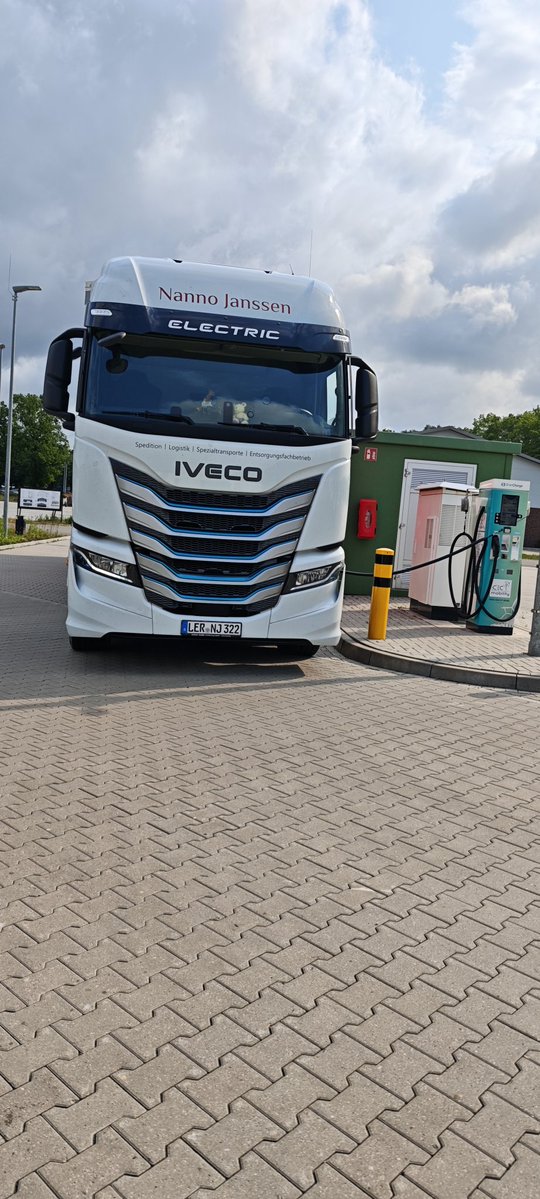 Am Freitag eine besondere Tour gehabt. Mit dem Diesel Lkw nach Hamburg. Von dort aus geht's  in den Export und dort dürfen sie noch ein bisschen arbeiten. Neue Diesel kommen nicht . Es werden nur noch Elektro Lkw angeschafft. Dieses Jahr wird über 50 Prozent der Flotte