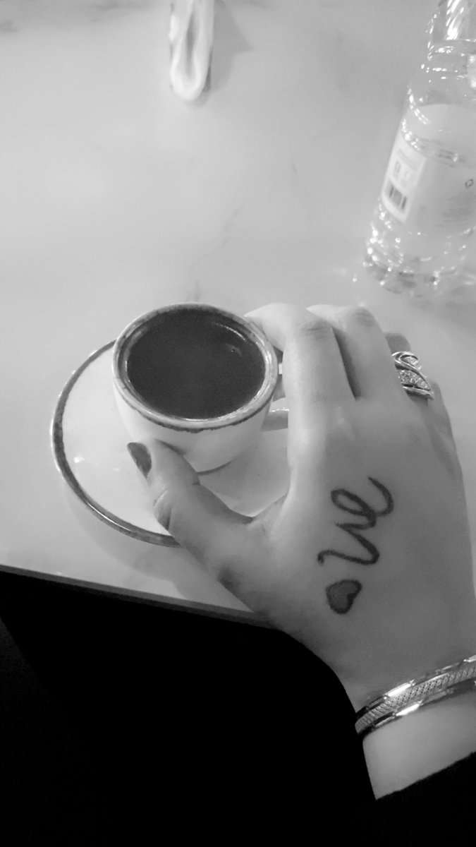 AminaShady1's tweet image. صحيح الفلوس مبتشتريش السعادة
بس تقعد في فيلتك زعلان
أحسن ما تقعد جنب حيطه مكتوب عليها
محمد + فاطمة = حب للأبد
.