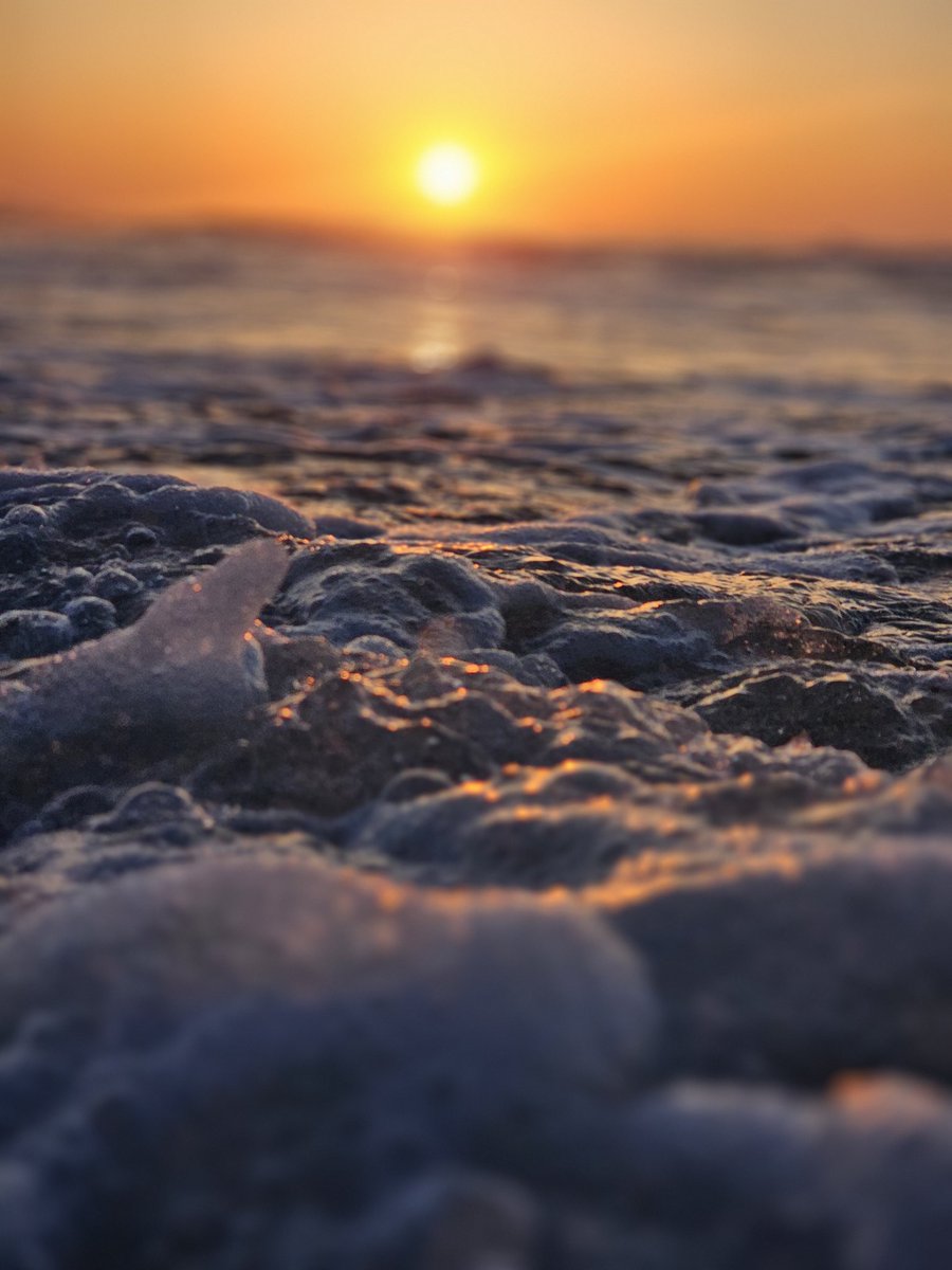 The sea whispers in gold as the sun takes its final bow.✨️🧡