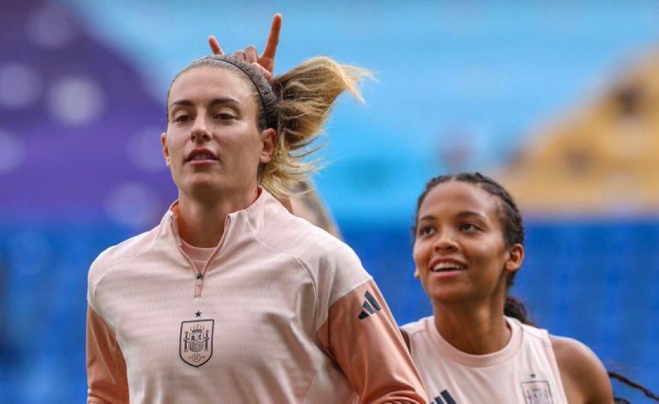 De la siesta de Lamine antes de una semifinal de Eurocopa. Al desparpajo y 0 nervios de Vicky en la previa de una final de Eurocopa.

Son de otra pasta.