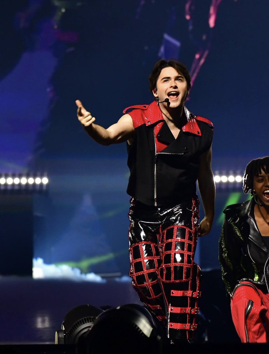 updatesonjoshua's tweet image. New Worlds Collide Tour photo of Joshua performing at the PHX Arena!
