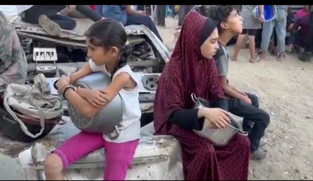 عملية أصطياد ممنهجة تطلق بقذائف الدبابات وقذائف الهاون على الحشود التي جاءت للمساعدات ولكنها تعلم ام لم تعلم كُتِب تحت اللافتات ان صح التعبير جرائم تصفيات للارواح البشرية لِما تبقى من اهل غزة
تطهير عرقي بقذارة إسرائيل والعرب
#غزة_الماساة_الكبرى