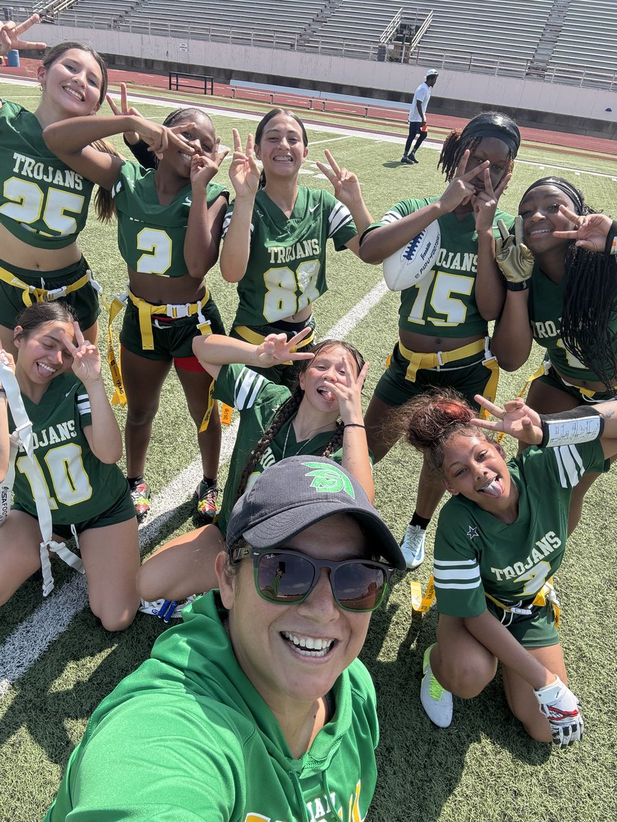 CoachCPerez's tweet image. Man, these girls really showed out today. Came to play and pulled off two big wins. It was a blast watching them grind it out with so many touchdowns, picks, and big time defensive plays. Just an awesome all around effort. Super proud! 💛💚 🏈 @Shiftnflflag