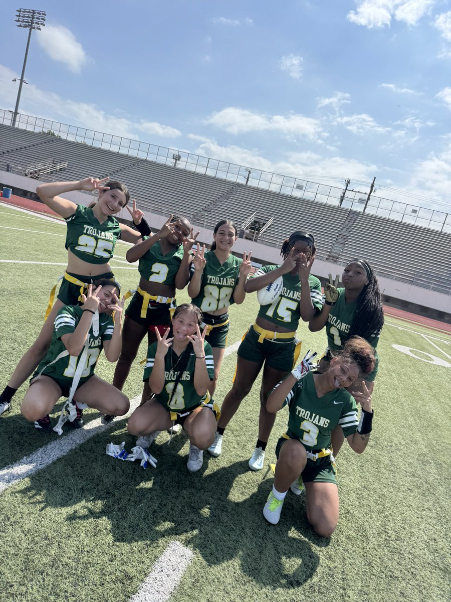 CoachCPerez's tweet image. Man, these girls really showed out today. Came to play and pulled off two big wins. It was a blast watching them grind it out with so many touchdowns, picks, and big time defensive plays. Just an awesome all around effort. Super proud! 💛💚 🏈 @Shiftnflflag