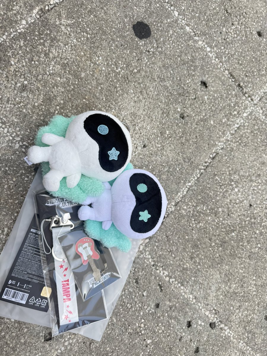 Liyasdraft_zip's tweet image. Jin merch secured rip my wallet 💸 (I got the Tampa jersey too hehe)