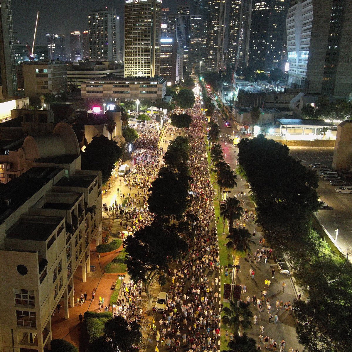 חובה עלינו להחריף את המאבק ולהגביר את הלחץ.

עשרות האלפים הצועדים כעת ברחובות הם התקווה של ישראל. 
נסיים את המלחמה, נשיב את החטופים, נסלק את הממשלה הרעה הזו ונתחיל לבנות מחדש.

צילום: יאיר פלטי