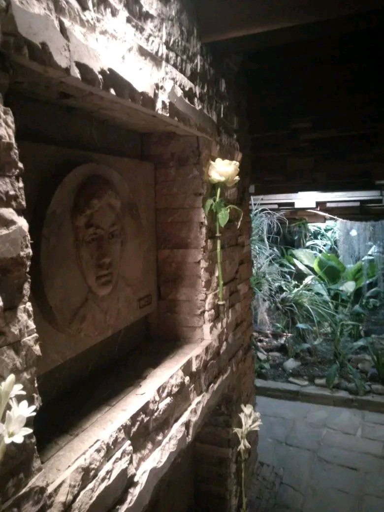 SuselyMorfaG's tweet image. En el silencio del memorial, honramos a Aniceto Reinaga Gordillo, guerrillero boliviano nacido un #26DeJulio de 1940. De maestro a combatiente junto al Che, su espíritu rebelde sigue vivo. ¡Gloria eterna a Aniceto #LaLuchaNoHaCesado !