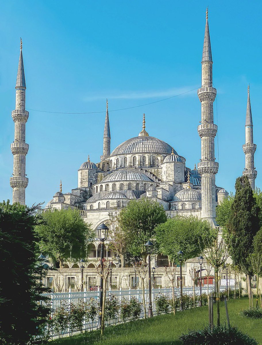 curious_ledger's tweet image. Rising over Istanbul’s skyline, the Blue Mosque was completed in 1616 to rival the grandeur of Hagia Sophia. With six minarets, a vast dome, and 20,000 blue tiles inside, it’s both an architectural marvel and a living place of worship. Built by Sultan Ahmed I.