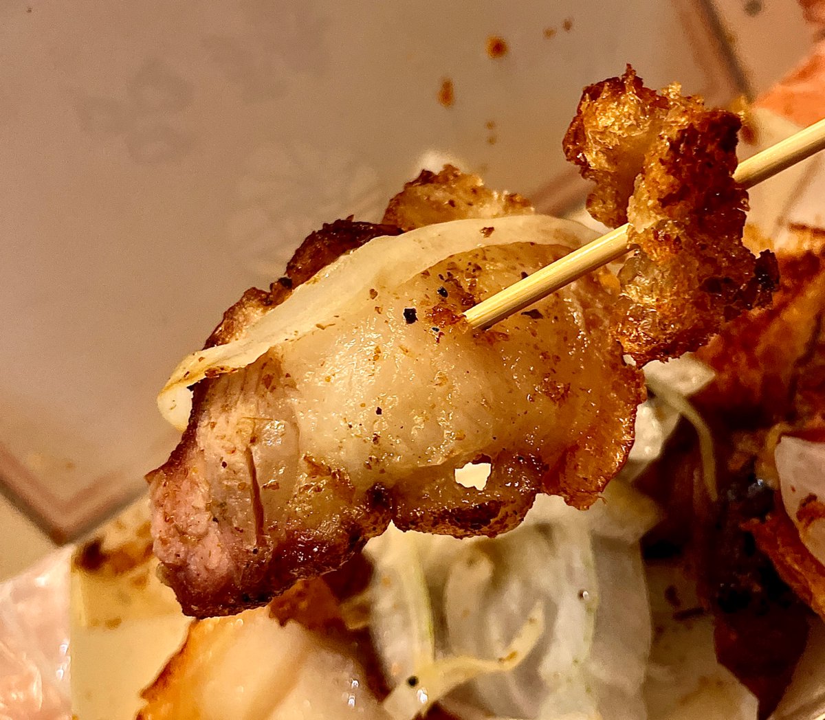 pekoyama's tweet image. 夜市で買ってきた皮付き豚バラ焼です
いわゆるタイ料理のムーコブなのですが台湾風のスパイスで味付けされてます
ぷりぷりの豚バラですが皮の部分はパリパリ!