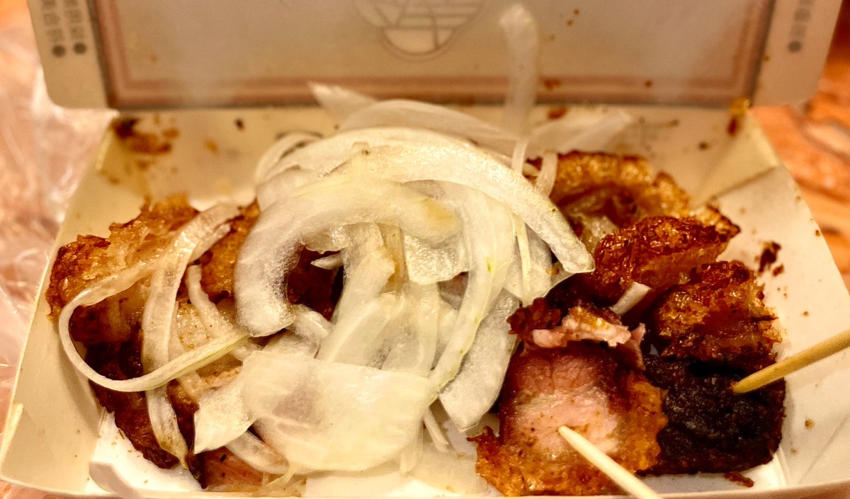 pekoyama's tweet image. 夜市で買ってきた皮付き豚バラ焼です
いわゆるタイ料理のムーコブなのですが台湾風のスパイスで味付けされてます
ぷりぷりの豚バラですが皮の部分はパリパリ!