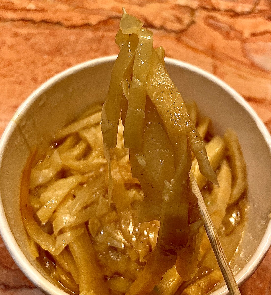 pekoyama's tweet image. 髭張のルーローハンと筍のイタメターノ
かつて日本にも支店があった台湾のルーローハンチェーン髭張
挽肉に八角の台北スタイルルーローハンです
また日本に来ないかなー