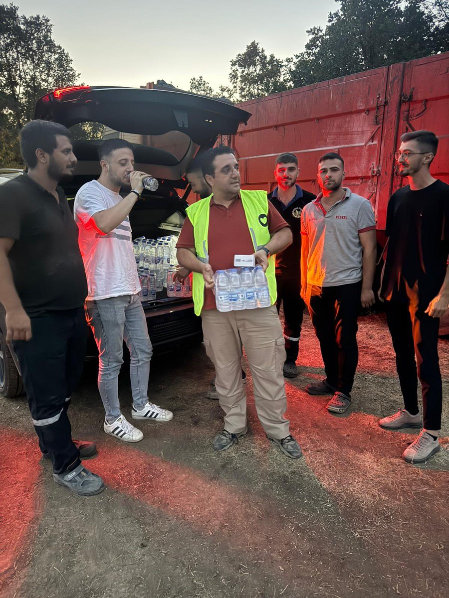 ahbap's tweet image. Sakarya Hendek’te çıkan orman yangınında, yangını söndürmeye çalışan ekiplere destek olmak için sahadaydık.
Diliyoruz ki yangınlar en kısa sürede tamamen kontrol altına alınır.
Bu zorlu mücadelede emek veren herkese minnettarız.