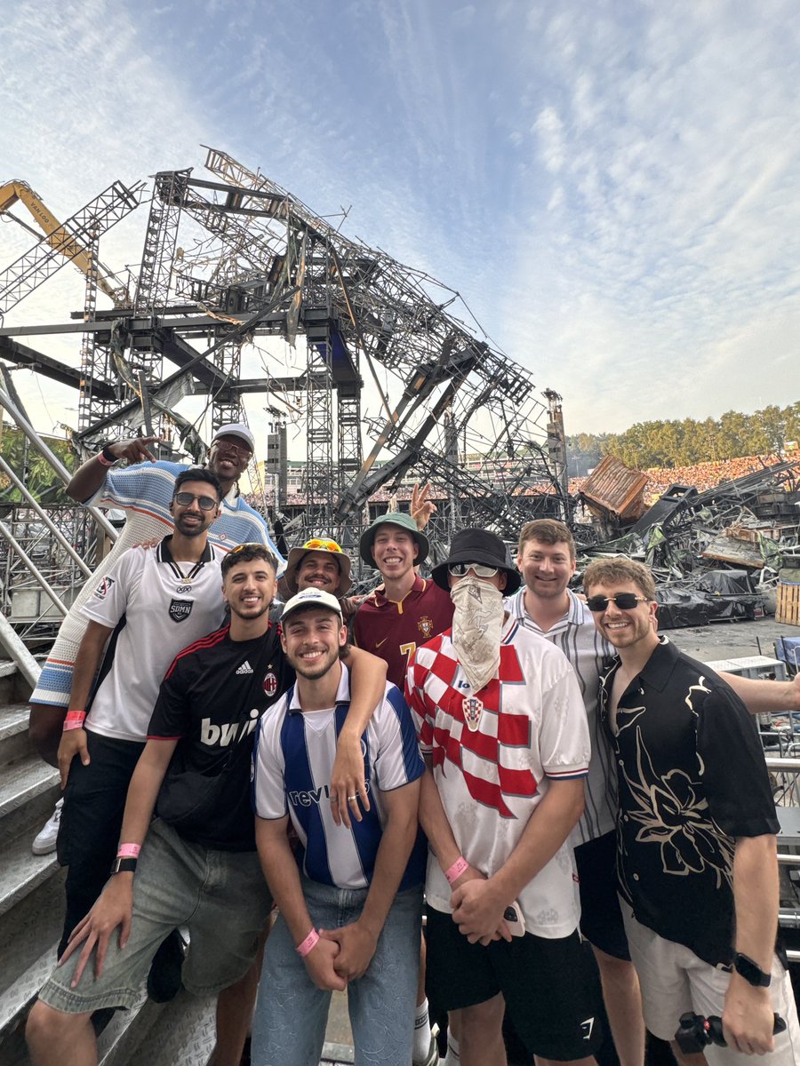 Vikkstar123's tweet image. First Tomorrowland set was something else 🤯