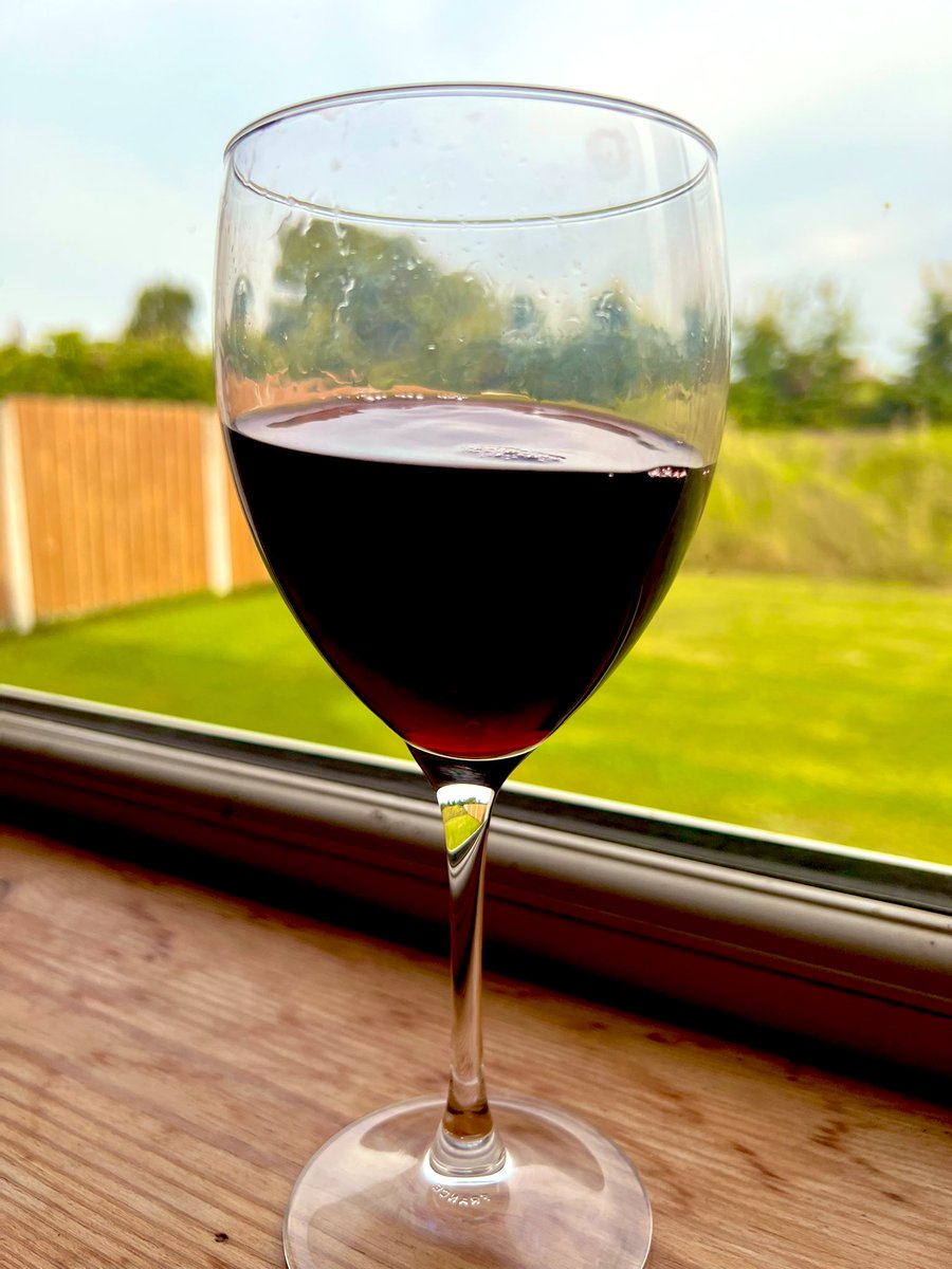 InkyplotsArt's tweet image. A glass with a view.
My drawings didn’t go to plan today so I’ll keep at it tomorrow. Some days are like that but it’s perfectly fine when there’s more to worry about out in the world. Thanks for all your support here, just lovely.🍷🇮🇪
