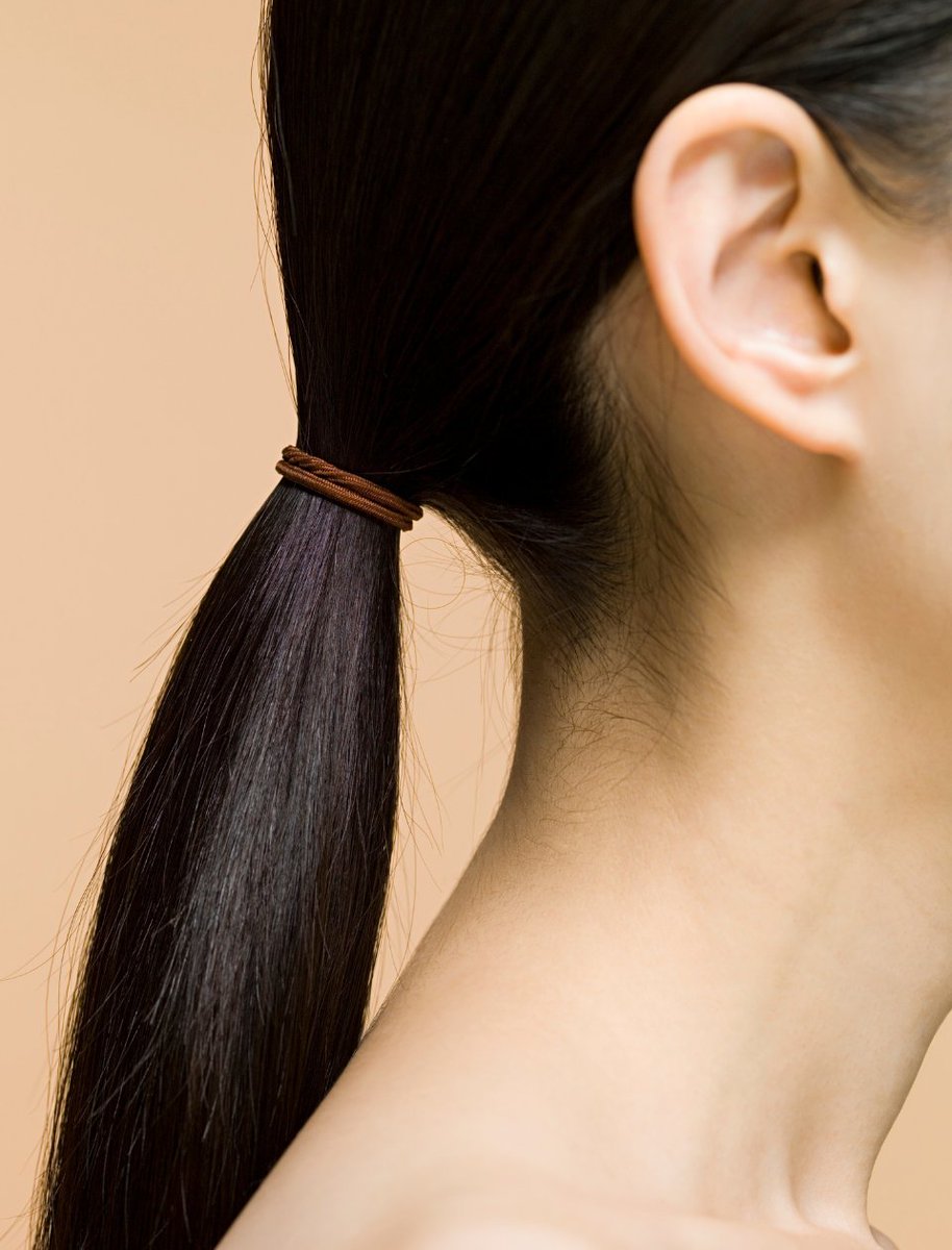 そのポニテ、未来の分け目に出るって知ってた？ポニテ女子必見。可愛いけど…毎朝ギュッと結ぶたび、毛根に300gの負荷がかかってるって知ってた？気づかぬうちにこめかみが後退中かも。“毛根筋トレ”から卒業するローテ習慣、美容師が本気で伝えます👇保存推奨です！