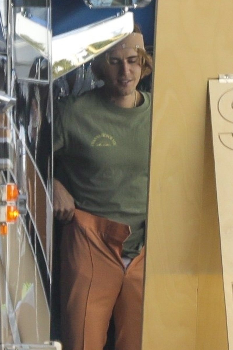 JDBieberDumps's tweet image. Justin Bieber on set of Peaches music video (2021)