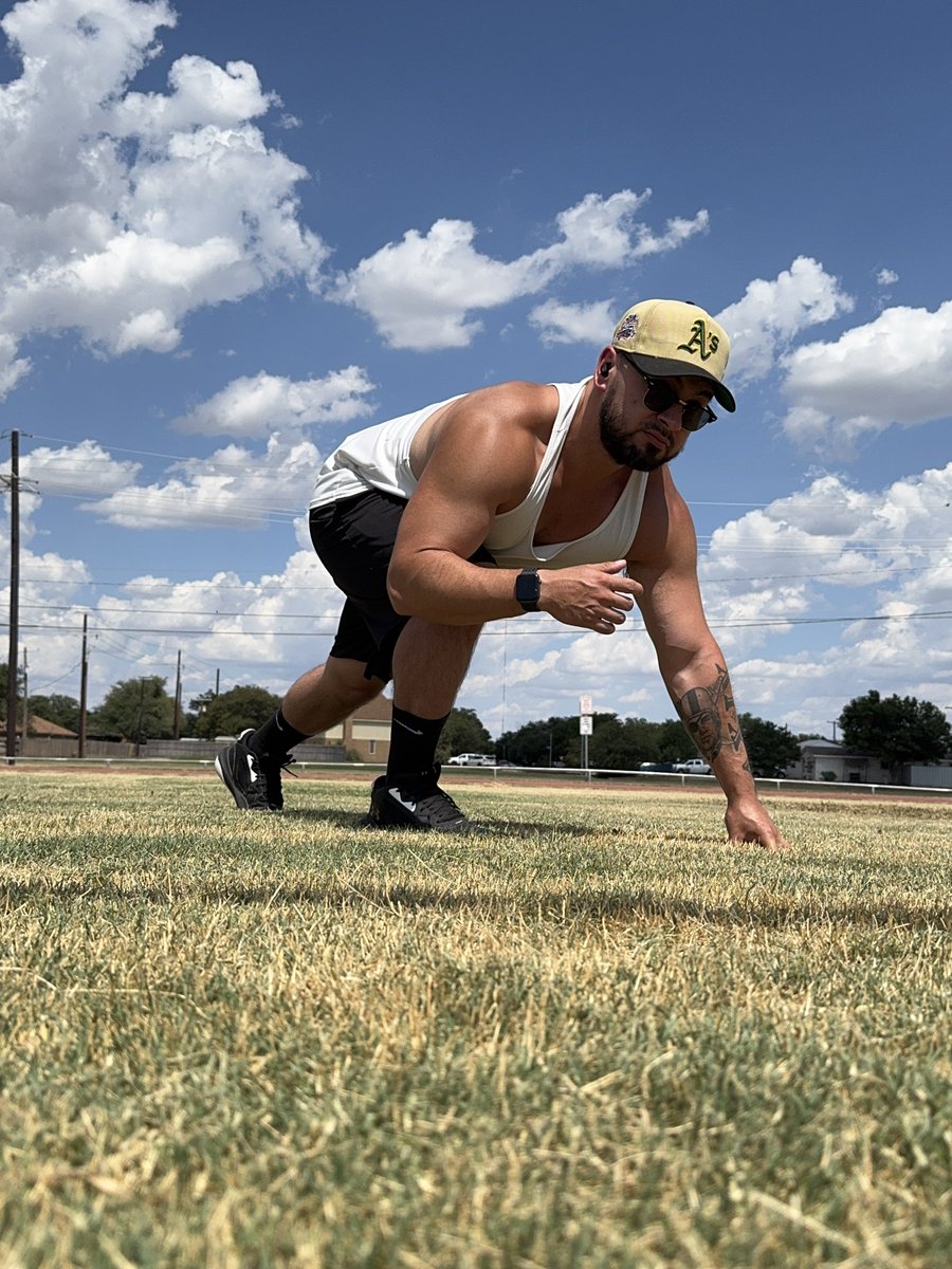DaSpookyMan's tweet image. Everybody is out here, busy posting feet pics.
Meanwhile, I’m training for @GoApeGames in Las Vegas.