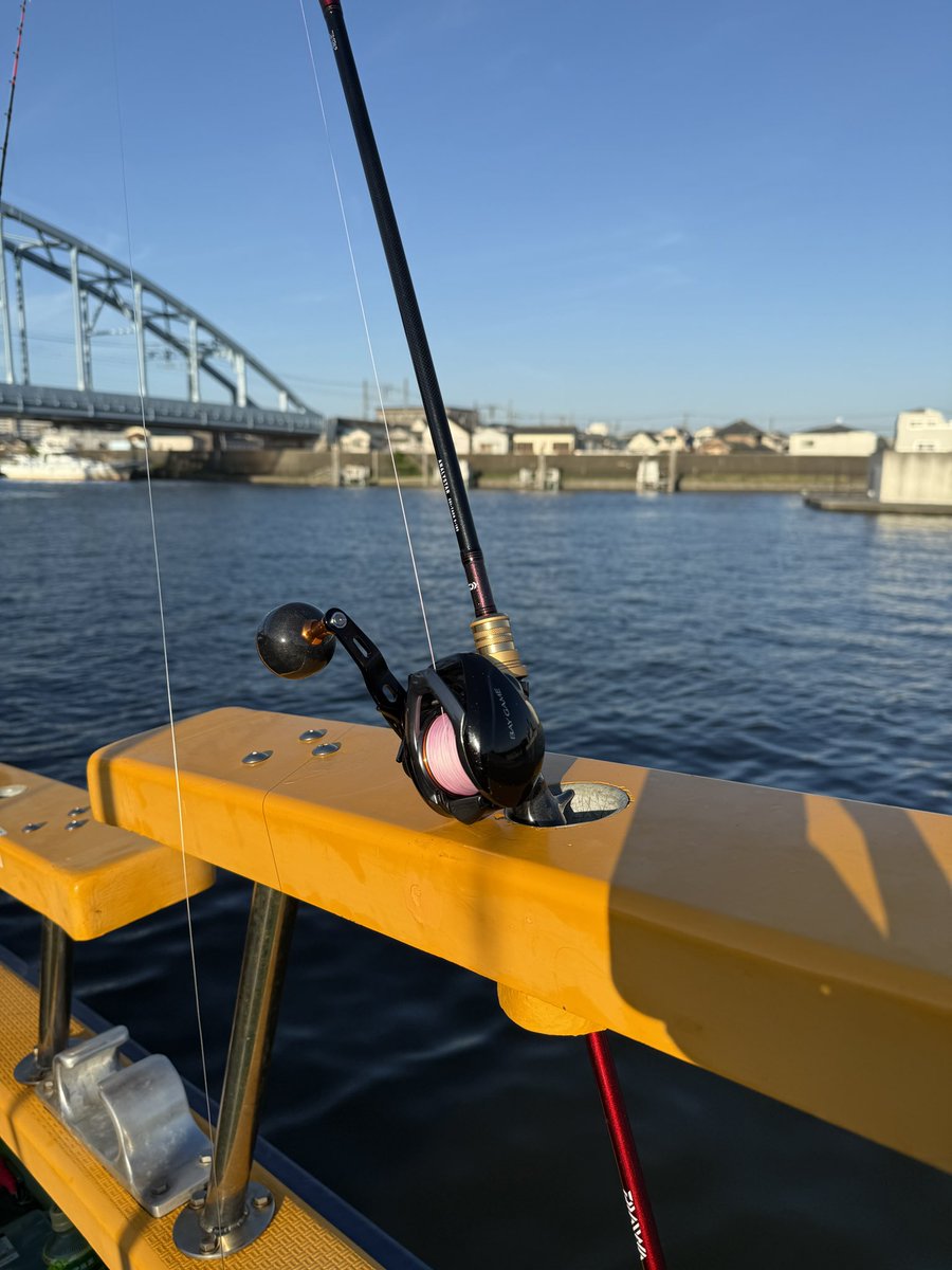 funatsukazuki's tweet image. 出船待ち。
ホントは今日伊豆沖の離島まで高級魚狙いの遠征の予定だったのですが、出船最低定員数に達しなかったため中止に…😭💦
なので急遽タコ釣りに来た!!🐙