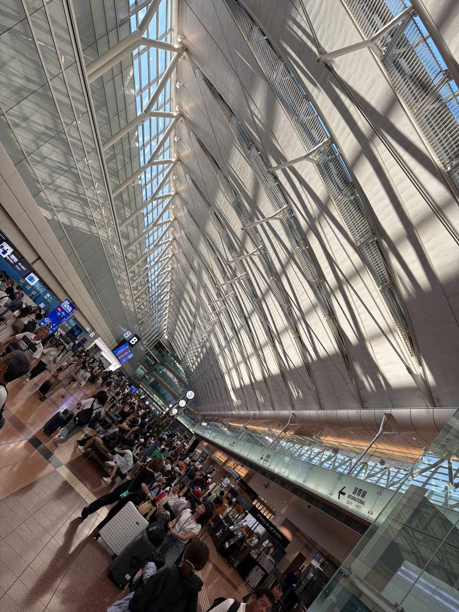 footbrainMC's tweet image. 6時前の羽田空港は

原宿のような

物凄い人が‼️

あまりの驚きに、自分を入れ忘れる🤣