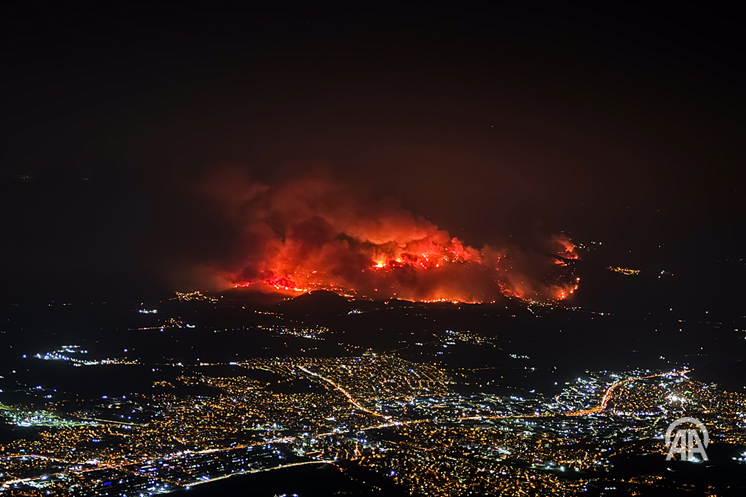 anadoluajansi's tweet image. Bursa'da Gürsu ve Kestel arasındaki ormanlık alanda çıkan yangın, Uludağ’dan görüntülendi aa.com.tr/tr/pg/foto-gal…
