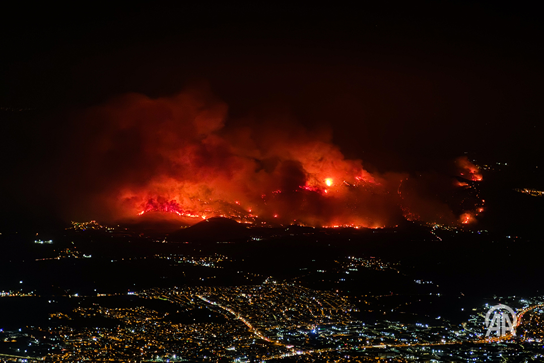 anadoluajansi's tweet image. Bursa'da Gürsu ve Kestel arasındaki ormanlık alanda çıkan yangın, Uludağ’dan görüntülendi aa.com.tr/tr/pg/foto-gal…