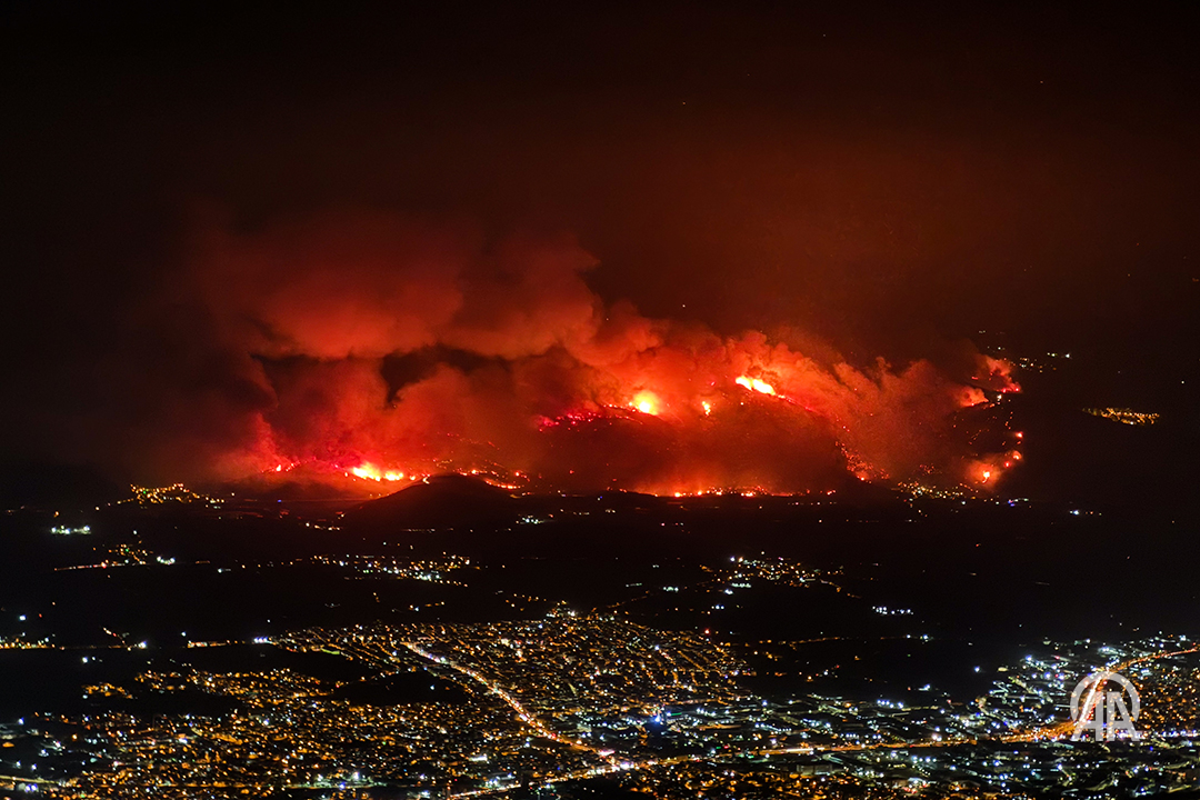 anadoluajansi's tweet image. Bursa'da Gürsu ve Kestel arasındaki ormanlık alanda çıkan yangın, Uludağ’dan görüntülendi aa.com.tr/tr/pg/foto-gal…