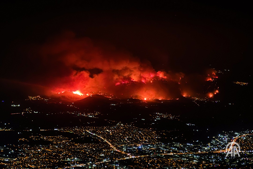 anadoluajansi's tweet image. Bursa'da Gürsu ve Kestel arasındaki ormanlık alanda çıkan yangın, Uludağ’dan görüntülendi aa.com.tr/tr/pg/foto-gal…