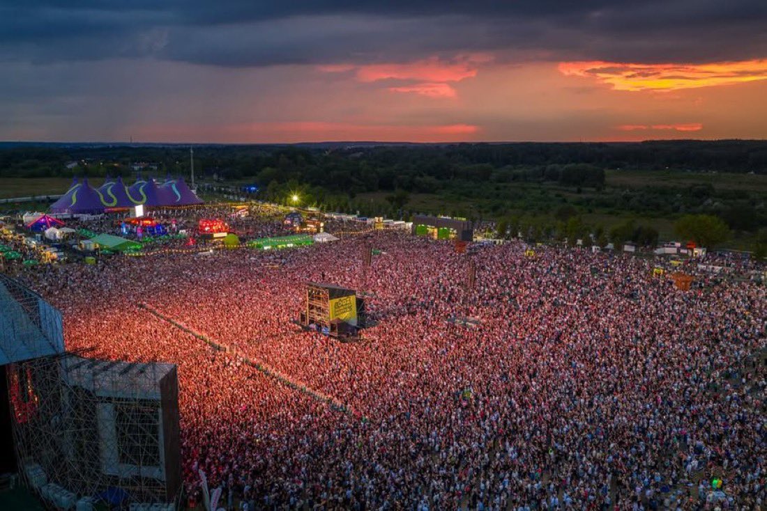 🥹| The SIZE of the audience tonight for Louis in Lodz! Insane ! 

Via <a href="/OT5DTour/">OT5 Daily Tour</a>