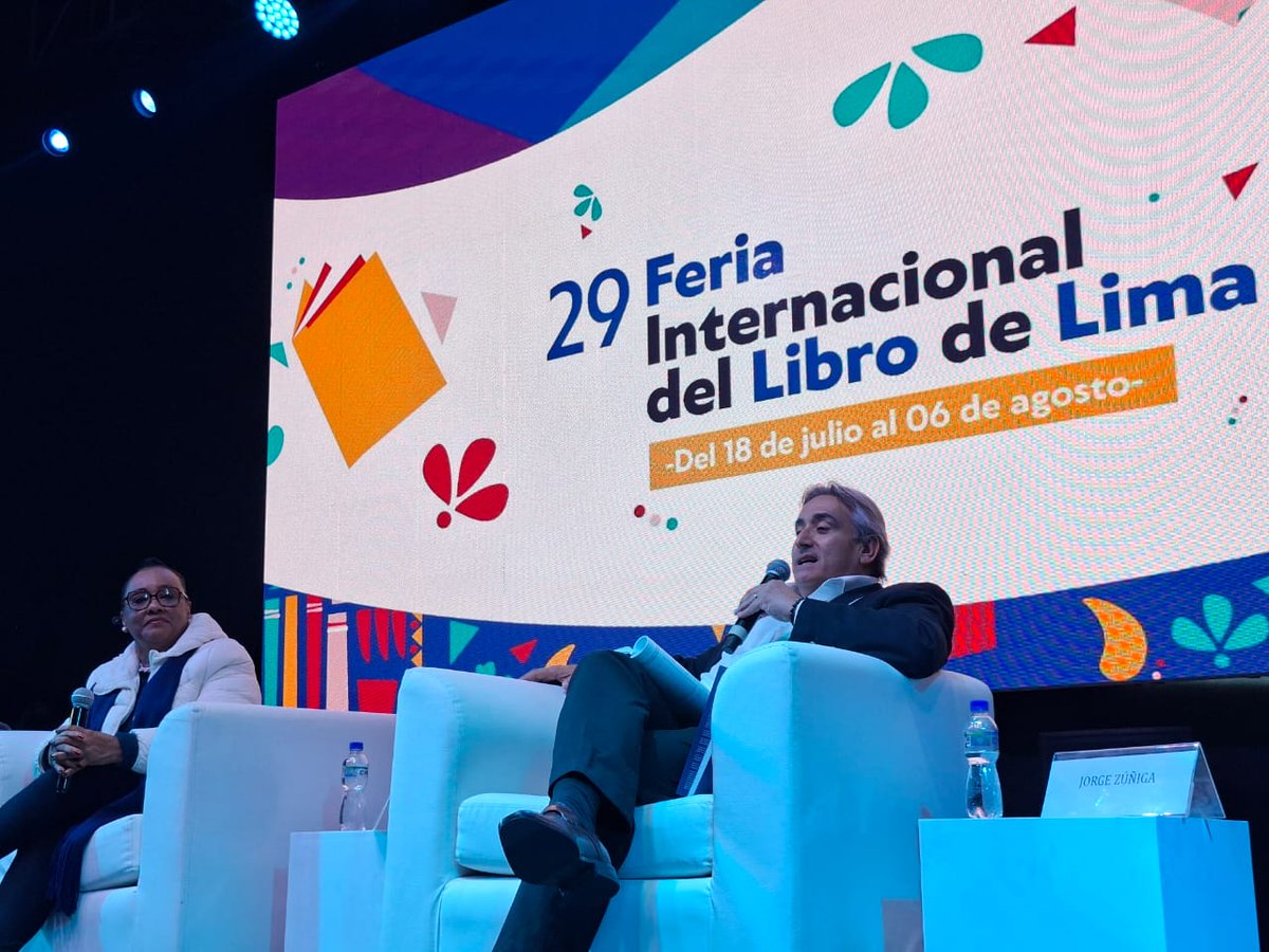 JorgeZunigaADP's tweet image. El ADN blanquiazul está en el fútbol, la música y el arte. Somos cultura viva del 🇵🇪.
Anoche vivimos una fiesta de puro aliancismo en la Feria del Libro en la presentación de “Entre Gambetas y Pasiones” de Zelmira Aguilar.
Puro 💙 en la #FILLima2025