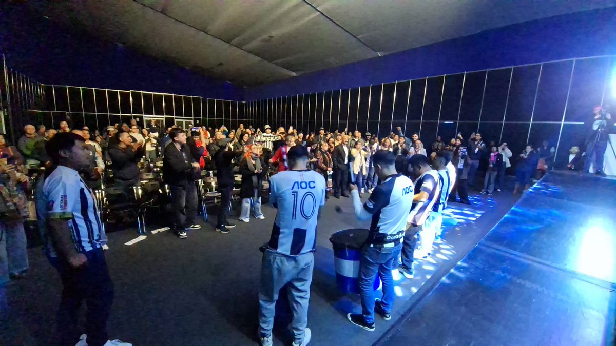 JorgeZunigaADP's tweet image. El ADN blanquiazul está en el fútbol, la música y el arte. Somos cultura viva del 🇵🇪.
Anoche vivimos una fiesta de puro aliancismo en la Feria del Libro en la presentación de “Entre Gambetas y Pasiones” de Zelmira Aguilar.
Puro 💙 en la #FILLima2025
