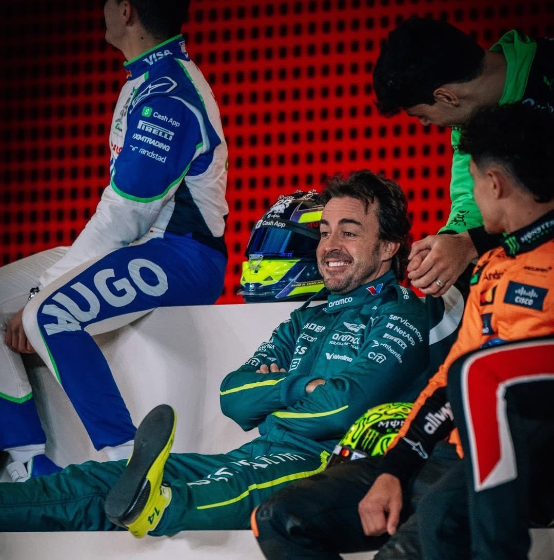 Alonso viendo que por lo menos Melendi le canta su canción, mientras tanto Aston le da el tractor P19.

#VeladadelAñoV