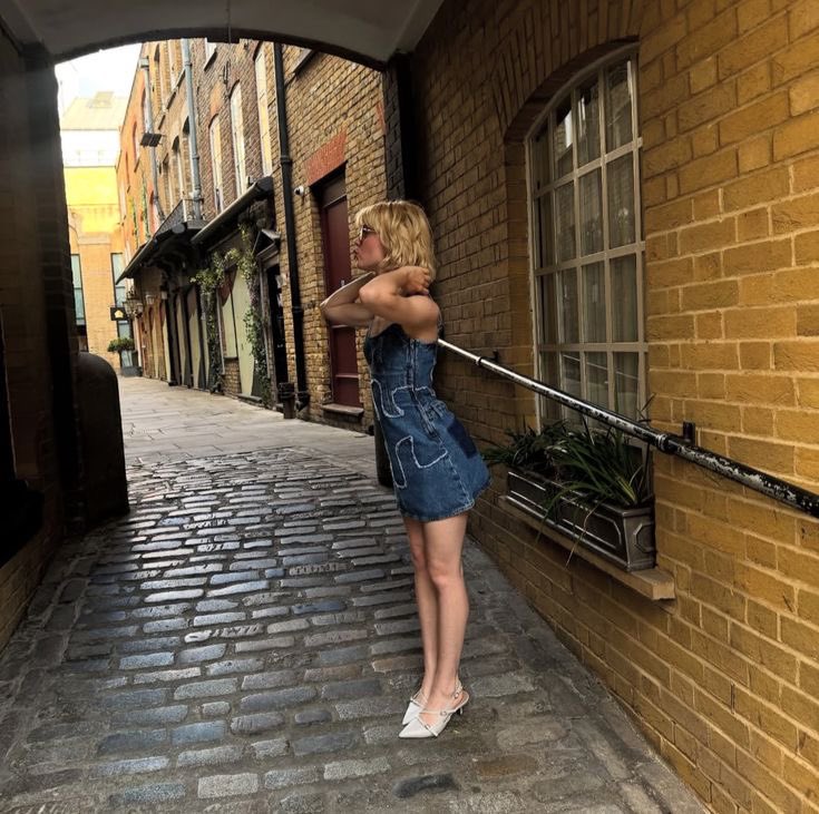 Stuckindetails's tweet image. Maisie Peters stuns while on set for ‘The devil wears prada 2’
