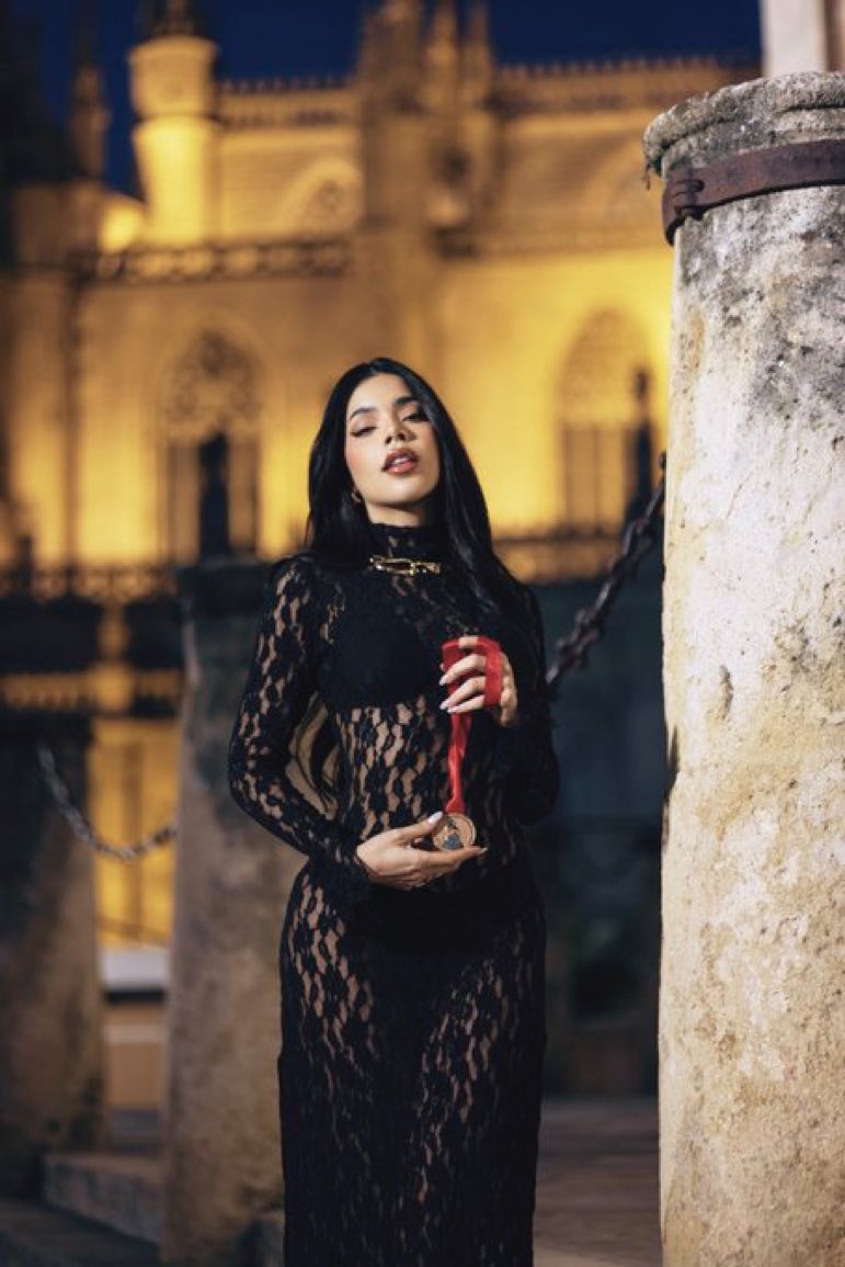 porktendencia's tweet image. “Kenia Os”:
Porque recibió 5 nominaciones en el Beyond Music Awards.