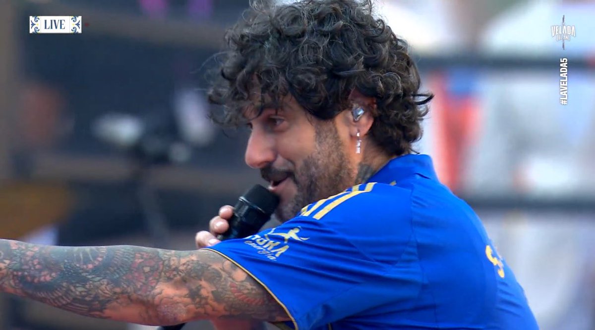 Melendi con la camiseta del Oviedo, el año que ascienden a primera, cantando la canción del Nano, como mola, que barbaridad 
#LaVeladaDelAñoV