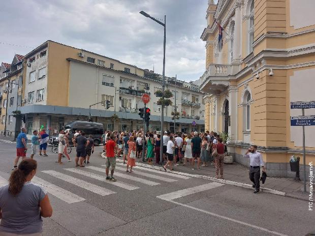 RTS_Vesti's tweet image. Četvorica uhapšenih nakon protesta u Valjevu, pušteni na slobodu rts.rs/vesti/politika… #rtsvesti