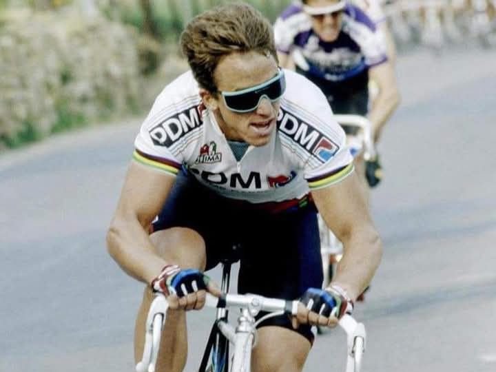 😎 Puro espectáculo. Greg LeMond (PDM) y Pedro Delgado (Reynolds). Las gafas de ambos también son espectaculares.

#Ciclismo #Cycling #Cyclisme