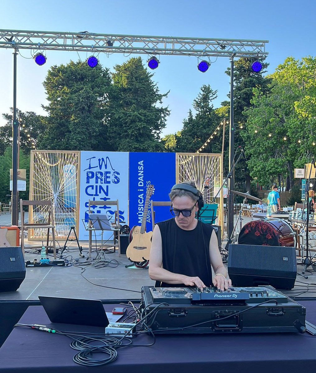 🎧🎵 John Jacobsen és finalment el DJ d'aquest vespre al Village.