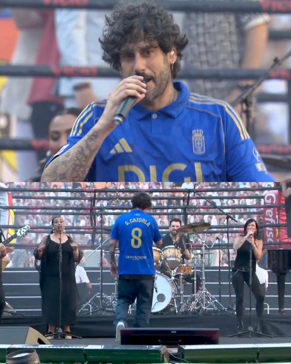 ApuntesRabona's tweet image. Melendi con la camiseta de Santi Cazorla del Real Oviedo en La Velada del Año V. 🔵