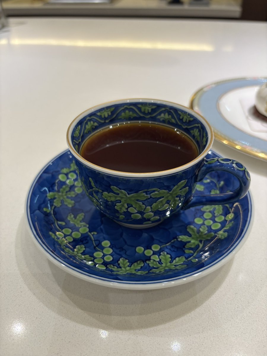 yuakyai's tweet photo. 旅の最後に念願のミカフェート台湾に行くことができました。
新年の珈琲ボトルのラベルを担当をさせていただいているお店です。
透明感のあるコーヒー豆の香りや味わいを特別な空間で堪能できて、忙しなく過ごしている日々から解放されました。至福のひと時。。。
また必ず再訪します。
#micafeto #micafeto台湾 #珈琲